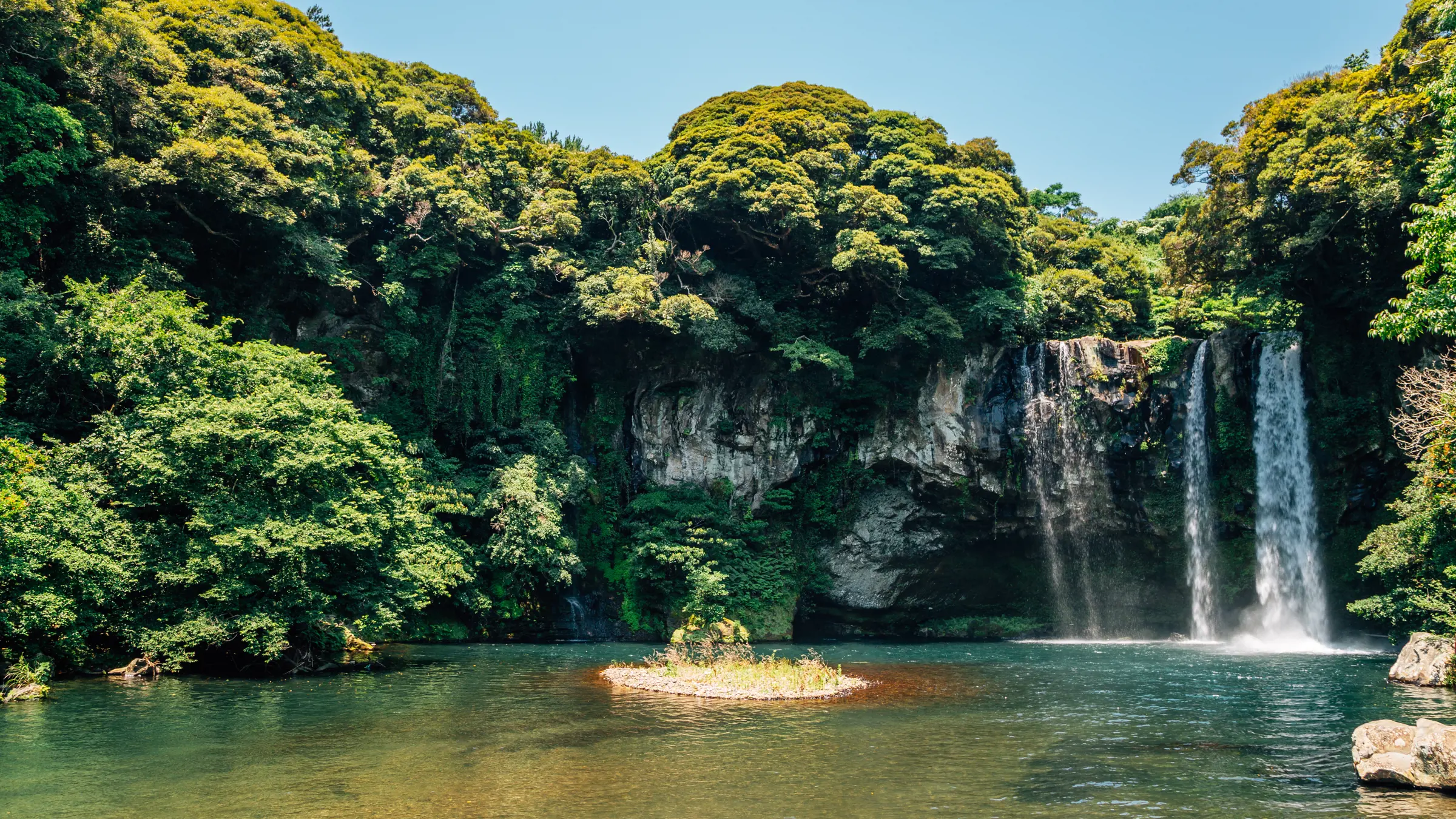 Bestaune den Cheonjiyeon Wasserfall in seiner ganzen Pracht